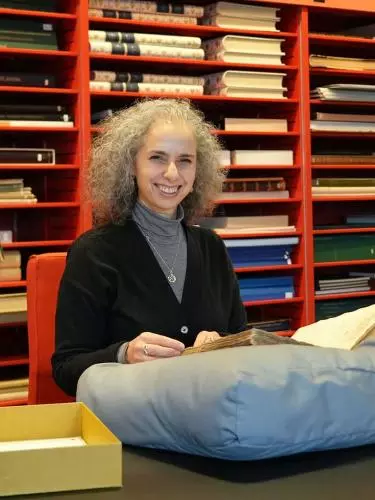 A picture of Ellen Hausner in an archive in Leiden