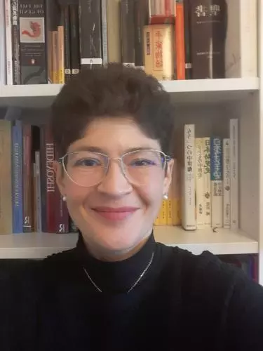 Dr. Pia Jolliffe against a background of books