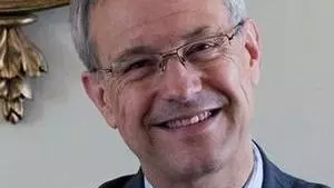 Headshot of Steven Gunn smiling to camera