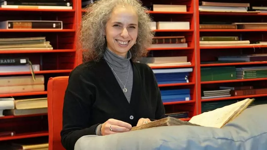 A picture of Ellen Hausner in an archive in Leiden